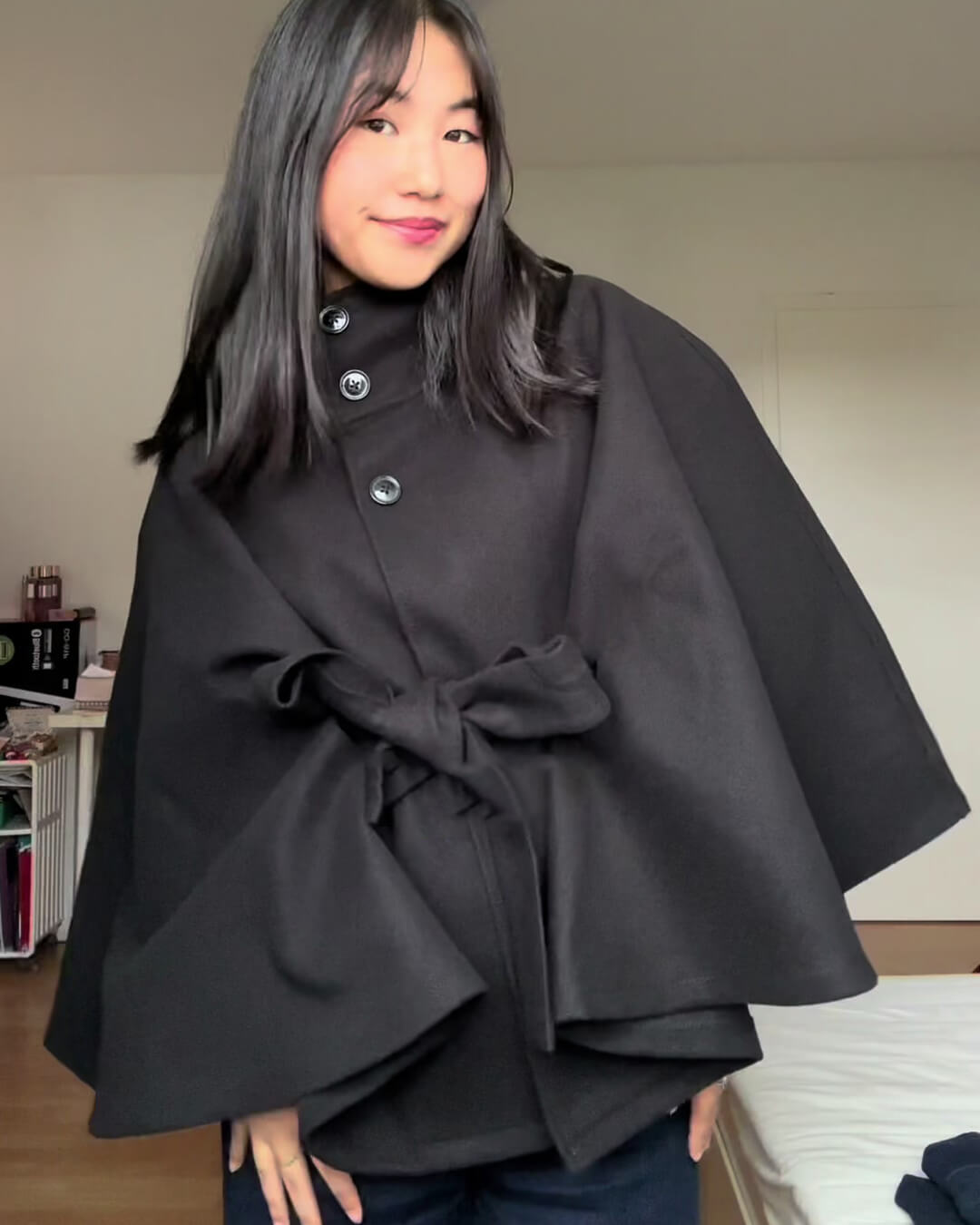 Marianne™ | Elegante Hochgeschlossene Cape-Jacke mit Gürtel