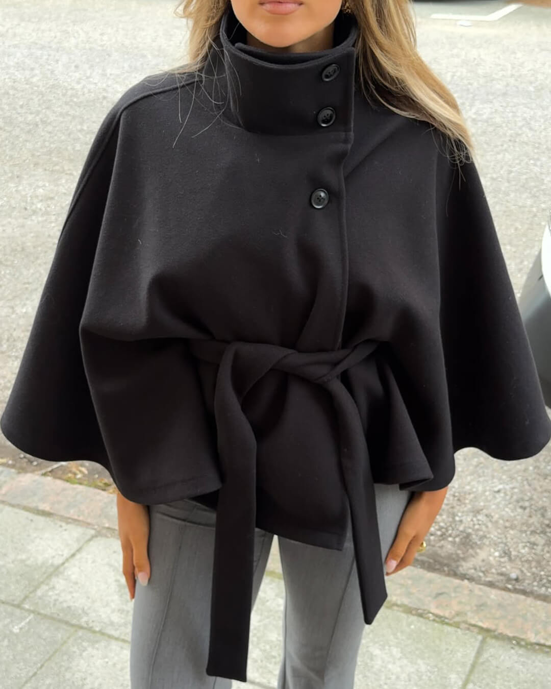 Marianne™ | Elegante Hochgeschlossene Cape-Jacke mit Gürtel