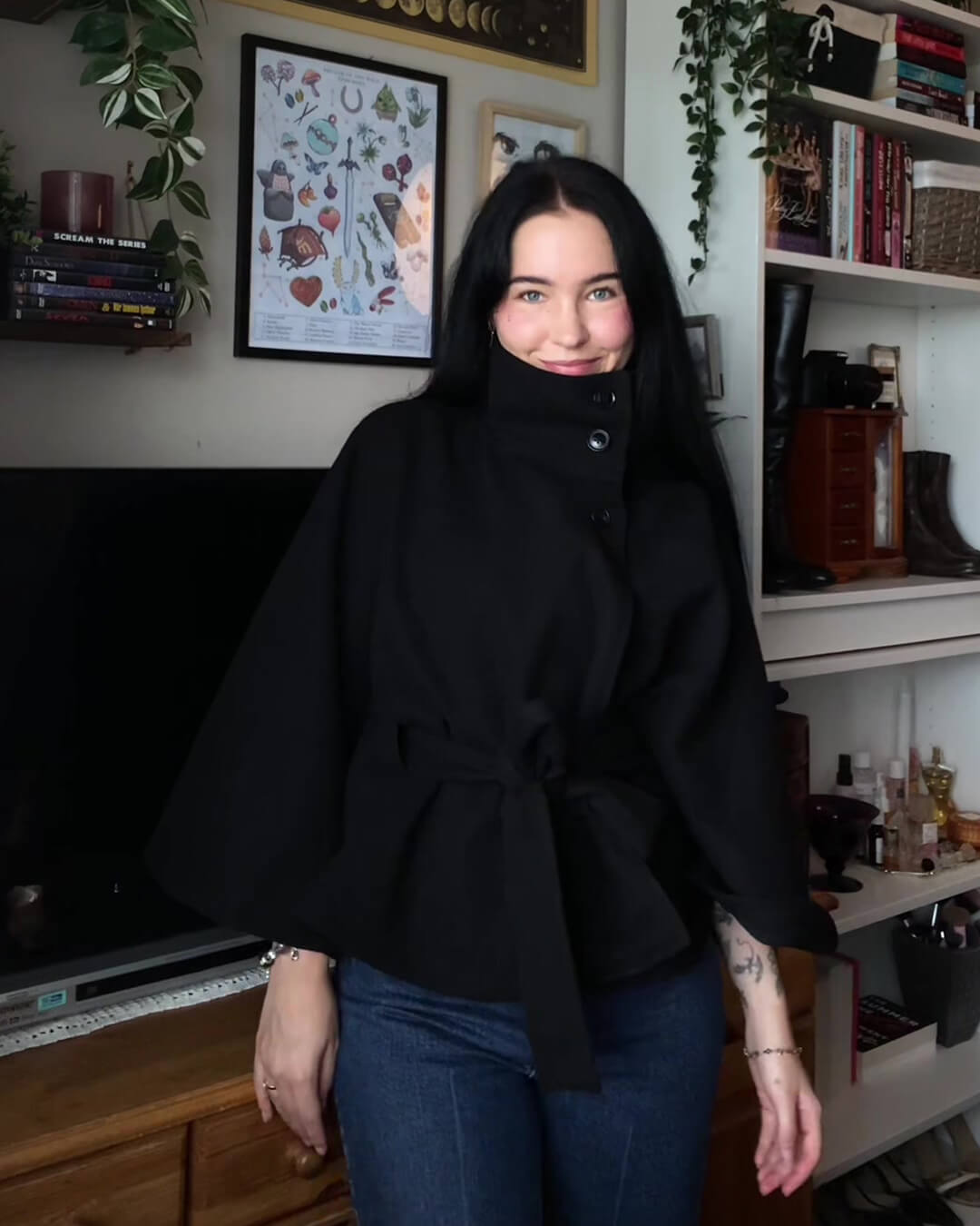 Marianne™ | Elegante Hochgeschlossene Cape-Jacke mit Gürtel